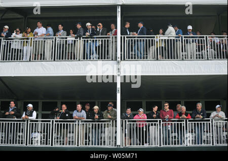 Fans watch golf action parmi une grande tribune sur le 15ème fairway pendant le premier tour de la Coupe des Présidents à Harding Park Golf Course à San Francisco, Californie le 8 octobre 2009. UPI/Kevin Dietsch Banque D'Images