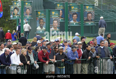 Fans watch golf comme joueurs warm-up sur le vert pendant le premier tour de la Coupe des Présidents à Harding Park Golf Course à San Francisco, Californie le 8 octobre 2009. UPI/Kevin Dietsch Banque D'Images