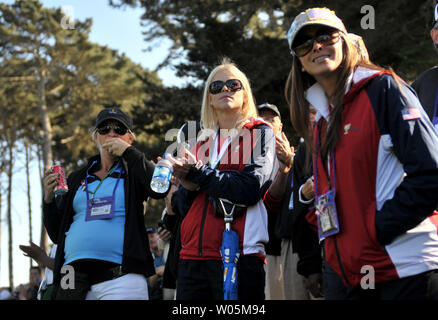 Elin Pornstar, l'épouse d'États-Unis Tiger Woods, membre de l'équipe action or montres avec les épouses des autres joueurs pendant le deuxième tour de la Coupe des Présidents à Harding Park Golf Course à San Francisco, Californie le 9 octobre 2009. UPI/Kevin Dietsch Banque D'Images