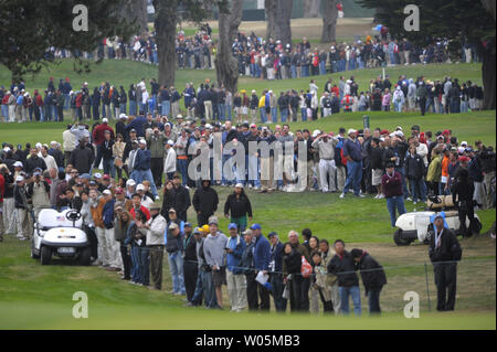 Fans regarder jouer pendant le troisième tour de la Coupe des Présidents à Harding Park Golf Course à San Francisco, Californie le 10 octobre 2009. UPI/Kevin Dietsch Banque D'Images