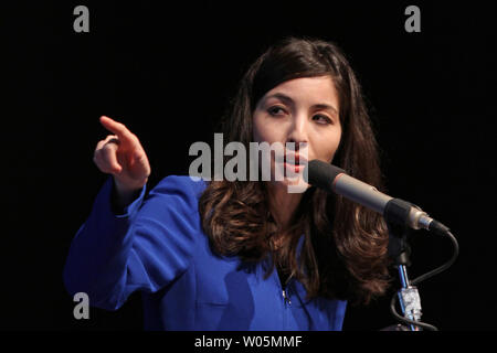 La journaliste irano-américaine Roxana Saberi parle de son nouveau livre, "entre deux mondes : celui de ma vie et de captivité en Iran", dans Cubberley Community Centre à Palo Alto, Californie le 21 avril 2010. UPI/Mohammad Kheirkhah Banque D'Images