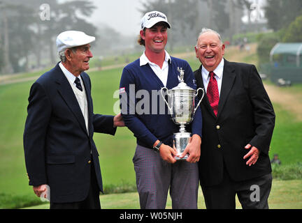 Webb Simpson, 2012 champion des Internationaux des États-Unis, détient le trophée US Open comme il parle à d'anciens champions U.S. Open Jack Fleck (L) et Billy Casper (R) après avoir remporté le 112e US Open à l'Olympic Club de San Francisco, Californie le 17 juin 2012. Simpson a terminé l'un sur l'égalité avec un total combiné de 4 jours 281. UPI/Kevin Dietsch Banque D'Images
