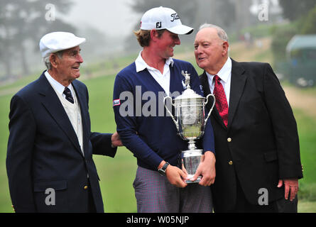 Webb Simpson, 2012 champion des Internationaux des États-Unis, détient le trophée US Open comme il parle à d'anciens champions U.S. Open Jack Fleck (L) et Billy Casper (R) après avoir remporté le 112e US Open à l'Olympic Club de San Francisco, Californie le 17 juin 2012. Simpson a terminé l'un sur l'égalité avec un total combiné de 4 jours 281. UPI/Kevin Dietsch Banque D'Images