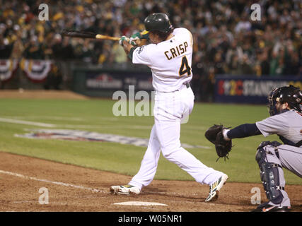 Oakland A's Coco Crisp durs dans le jeu gagnant de plus près des Detroit Tigers Jose Valverde dans le fond de la neuvième manche du match quatre de la Ligue américaine de la série de division à la Oakland Coliseum à Oakland, Californie le 10 octobre 2012. L'un a marqué trois fois dans le 9ème pour battre Detroit 4-3 et donner le Valverde perte. UPI/Bruce Gordon Banque D'Images