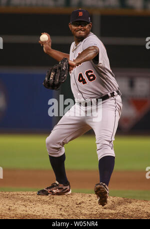 Plus près des Detroit Tigers Jose Valverde se jette à l'Oakland A's dans le fond de la neuvième manche du match quatre de la ligue américaine contre la série divisionnaire Tigers de Detroit à l'Oakland Coliseum à Oakland, Californie le 10 octobre 2012. L'un a marqué trois fois dans le 9ème pour battre Detroit 4-3 et donner le Valverde perte. UPI/Bruce Gordon Banque D'Images