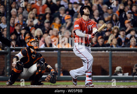 Nationals de Washington Bryce Harper hits un jeu solo de liage dans la septième manche contre les Giants de San Francisco dans le jeu 4 de la série Division de la Ligue à AT&T Park à San Francisco le 7 octobre 2014. UPI/Terry Schmitt Banque D'Images