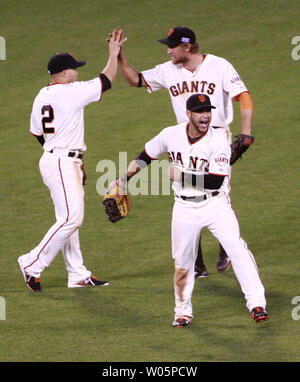 Giants de San Francisco Juan Perez (2), Hunter Pence, et Gregor Blanco (premier plan) célébrer battant les Cardinals de Saint-Louis dans le jeu 4 de la série de championnat de la Ligue nationale à AT&T Park à San Francisco le 15 octobre 2014. Les géants vaincus les cardinaux 6-4 pour aller jusqu'à 3 jeux à 1 dans la série. UPI/Bruce Gordon Banque D'Images