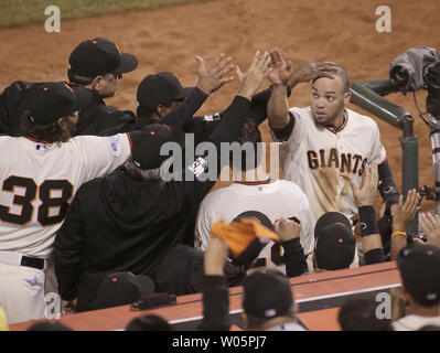 Giants de San Francisco Juan Perez (R) a sa tête se frotta à l'étang-réservoir après avoir doublé le lanceur des Royals de Kansas City, Wade Davis, l'ouatine à deux et la notation dans l'huitième inning de Match 5 de la Série mondiale à AT&T Park à San Francisco le 26 octobre 2014. Les Géants a vaincu les Royals 5-0. UPI/Bruce Gordon Banque D'Images