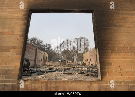 La vue à travers une fenêtre carbonisés d'un bâtiment industriel qui a été dévasté par le feu à Glen Ellen, Californie le 12 octobre 2017. Les feux sauvages répartis par grands vents continuent à brûler décochée dans tout le nord de la Californie comtés. Plus de 3000 maisons et entreprises ont été détruites. Photo de Fred Greaves/UPI Banque D'Images