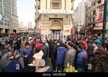 Les travailleurs et les retraités chinois croître en nombre en dehors d'un bureau du gouvernement après ne pas être payé à l'heure dans le centre de Shanghai le 31 janvier 2015. Le président chinois Xi Jinping et les six autres membres de l'élite du Parti communiste du Comité permanent du Bureau politique a été donné 62  % des augmentations de salaires, en tant que fonctionnaires obtiennent leur premier augmente depuis 2006. Photo par Stephen Shaver/UPI Banque D'Images