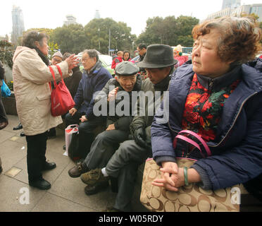 Les travailleurs et les retraités chinois croître en nombre en dehors d'un bureau du gouvernement après ne pas être payé à l'heure dans le centre de Shanghai le 31 janvier 2015. Le président chinois Xi Jinping et les six autres membres de l'élite du Parti communiste du Comité permanent du Bureau politique a été donné 62  % des augmentations de salaires, en tant que fonctionnaires obtiennent leur premier augmente depuis 2006. Photo par Stephen Shaver/UPI Banque D'Images