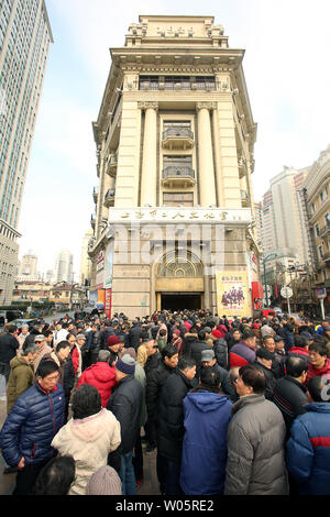 Les travailleurs et les retraités chinois croître en nombre en dehors d'un bureau du gouvernement après ne pas être payé à l'heure dans le centre de Shanghai le 31 janvier 2015. Le président chinois Xi Jinping et les six autres membres de l'élite du Parti communiste du Comité permanent du Bureau politique a été donné 62  % des augmentations de salaires, en tant que fonctionnaires obtiennent leur premier augmente depuis 2006. Photo par Stephen Shaver/UPI Banque D'Images