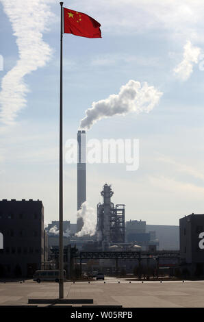 01Un drapeau national chinois survole la Lu'an Charbon au projet d'huile et de ses installations de pointe à Changzhi, Province du Shanxi, le 28 décembre 2018. L'huile à base de charbon et de pétrole synthétique de l'entreprise fabrique des produits pétroliers à l'aide de la gazéification du charbon. Le projet implique les entreprises des États-Unis, de l'Europe et l'Asie. Photo par Stephen Shaver/UPI Banque D'Images