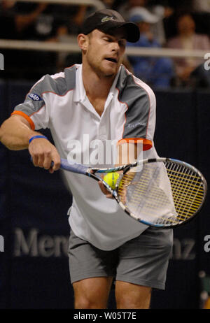 Andy Roddick se prépare à servir à l'Kei Nishikori au cours de la SAP Open match de tennis au HP Pavilion de San Jose, Californie, 21 février 2008. Roddick a gagné 6-2 et 5-4. (UPI Photo/Stephen Dorian Miner) Banque D'Images