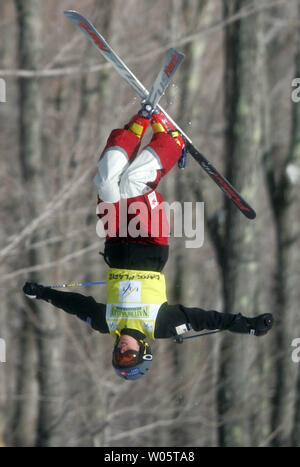 La skieuse de bosses canadienne Jennifer Heil effectue un flip en route pour gagner la médaille d'or à la coupe du monde de ski freestyle sur le mont Whiteface à Lake Placid, New York. Heil a 25,70 points dans la finale pour capturer l'unique initiative de la coupe du monde, une position qu'elle a partagé toute la semaine dernière avec Nikola Sudova de la République tchèque. (Photo d'UPI/Grace Chiu) Banque D'Images