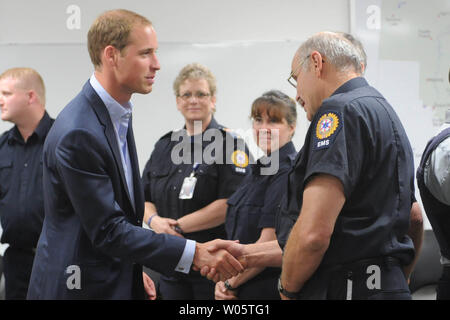 Le prince William et son épouse Kate, le duc et la duchesse de Cambridge, accueillir les membres des services médicaux d'urgence, les pompiers, la police et les gardes forestiers au cours de leur visite impromptue à feu de forêt a ravagé le nord du lac des Esclaves, une petite communauté de l'Alberta, le 6 juillet 2011. UPI/hr/avec la permission de Patrimoine Canada Banque D'Images