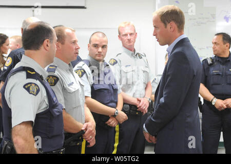 Le prince William et son épouse Kate, le duc et la duchesse de Cambridge, accueillir les membres des services médicaux d'urgence, les pompiers, la police et les gardes forestiers au cours de leur visite impromptue à feu de forêt a ravagé le nord du lac des Esclaves, une petite communauté de l'Alberta, le 6 juillet 2011. UPI/hr/avec la permission de Patrimoine Canada Banque D'Images