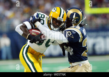 Green Bay Packers Donald pilote est arrêté par Saint Louis Rams Jerametrius Butler après une réception de sept mètres dans le premier trimestre à l'Edward Jones Dome à St Louis le 19 octobre 2003. (UPI/Bill Greenblatt) Banque D'Images