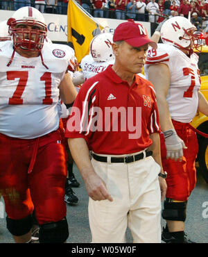 Nebraska entraîneur Frank Solich Cornhuskers mène son sur Faurot Field pour un jeu avec des tigres du Missouri à Columbia, MO le 11 octobre 2003. Le 30 novembre, le Nebraska directeur sportif Steve Pederson tiré Solich après l'équipe a affiché un dossier 9-3 dans la Conférence Big 12. Pederson a dit qu'il n'a comme la direction le programme de football. Solich a été entraîneur-chef pendant six saisons l'affichage d'un dossier 58-19. (Photo d'UPI/Bill Greenblatt/fichier) Banque D'Images