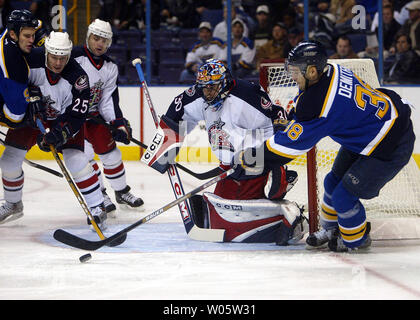 Blue Jackets de Columbus Marc gardien Denis yeux la rondelle comme Saint Louis Blues' Pavol Demitra tente de prendre le contrôle en avant du net au cours de la première période à l'Savvis Center à St Louis le 16 décembre 2003.. (Photo d'UPI/Bill Greenblatt) Banque D'Images