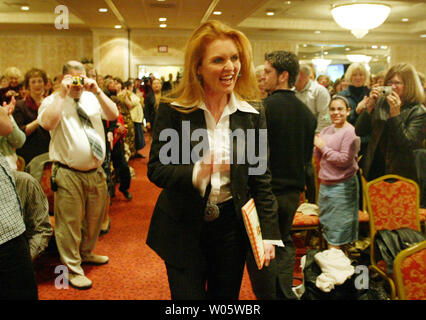 La duchesse d'York, Sarah Ferguson, entre dans une chambre de 700 pour raconter son histoire d'avoir un surpoids au cours d'une réunion Weight Watchers Mega à Frontenac, MO Le 14 janvier 2004. Ferguson, qui est le début de sa 8e année en tant que porte-parole des États-Unis pour Weight Watchers International, a surmonté un problème de poids après son divorce du prince Andrew et parle de la bataille quotidienne de maintenir le poids au large. (Photo d'UPI/Bill Greenblatt) Banque D'Images