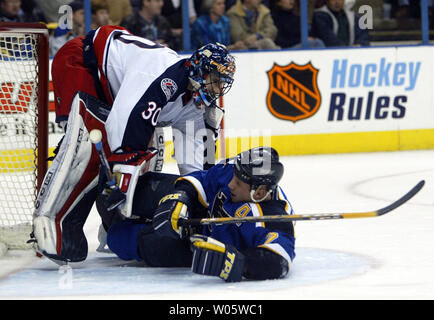 Saint Louis Blues Keith Tkachuk glisse dans Columbus Blue Jackets gardien Marc Denis dans la deuxième période à la Savvis Center à St Louis le 15 janvier 2004. (Photo d'UPI/Bill Greenblatt) Banque D'Images