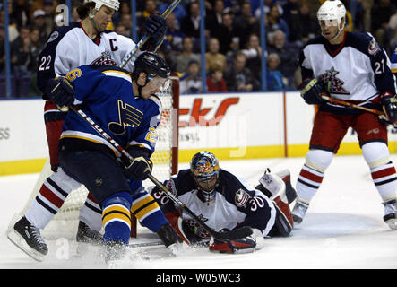 Saint Louis Blues' Petr Cajanek (26) essaie de pousser la rondelle pas Blue Jackets de Columbus Marc Denis comme gardien de but des Blue Jackets Luke Richardson (22) et Manny Malhotra montre, dans la deuxième période à la Savvis Center à St Louis le 15 janvier 2004. (Photo d'UPI/Bill Greenblatt) Banque D'Images