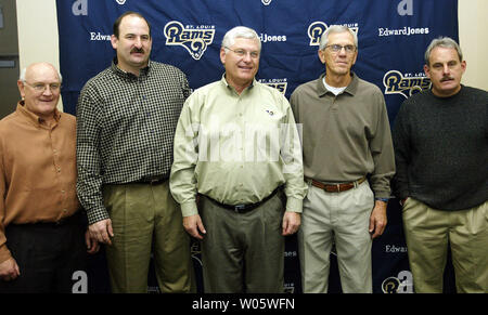 Saint Louis Rams l'entraîneur-chef Mike Martz (C) pose pour des photos avec ses nouveaux ajouts à son personnel d'entraînement au cours d'un déjeuner dans la région de Earth City, MO, le 10 février 2004. En photo avec Martz est (G à D) MIke Stock qui l'entraîneur de l'équipe spéciale Redskins de Washington La saison dernière, John Benton, un co-coordonnateur offensif à la Colorado State University en 2003, Martz, Larry Marmie, qui était le coordonnateur défensif avec les Arizona Cardinals' la saison dernière et Joe Vitt, qui a consacré 2003 comme le Kansas City Chiefs secondeurs entraîneur. (Photo d'UPI/Bill Greenblatt ) Banque D'Images