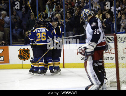 Saint Louis Blues Kieth Tkachuk (7) est félicité par coéquipiers après avoir marqué le but cours des Blue Jackets de Columbus gardien Marc DEnis (30) dans la troisième période à la Savvis Center à St Louis le 13 mars 2004. (PHoto d'UPI/Bill Greenblatt Banque D'Images