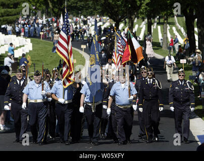 Un cortège d'anciens combattants de la Seconde Guerre mondiale entraîne un défilé npour une cérémonie le Jour du Souvenir au Cimetière national de Jefferson Barracks n Saint Louis comté le 31 mai 2004. (Photo d'UPI/Bill Greenblatt) Banque D'Images