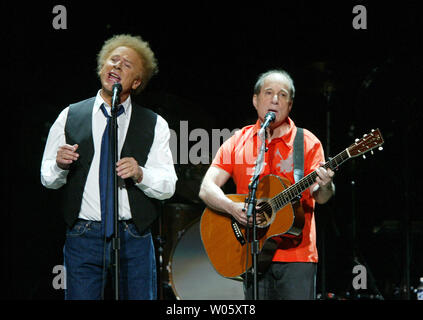 Art Garfunkel (L) et Paul Simon effectuer 'vieux amis', au cours de leur concert au Savvis Center à St Louis Le 26 juin 2004. (Photo d'UPI/Bill Greenblatt) Banque D'Images