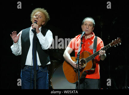 Art Garfunkel (L) et Paul Simon effectuer 'vieux amis', au cours de leur concert au Savvis Center à St Louis Le 26 juin 2004. (Photo d'UPI/Bill Greenblatt) Banque D'Images