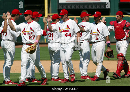 Cardinals de Saint-Louis SCOTT ROLEN (27) Jason Isringhausen (44) et Albert Pujols (5) inscrivez-vous d'autres coéquipiers pour célébrer après avoir battu les Reds de Cincinnati 4-1 au Busch Stadium de Saint-Louis le 5 juillet 2004. Avec la victoire Saint-louis lie les Yankees de New York avec 50 victoires. (Photo d'UPI/Bill Greenblatt) Banque D'Images