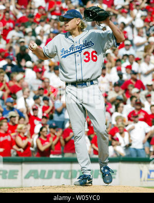 Le lanceur des Dodgers de Los Angeles, Jeff Weaver lance de ses bras dans la frustration après avoir abandonné un t5wo-beases chargée d'exécuter deux fois, 2001 à Hector Luna dans la cinquième manche au Busch Stadium de Saint-Louis le 5 septembre 2004. (Photo d'UPI/Bill Greenblatt) Banque D'Images