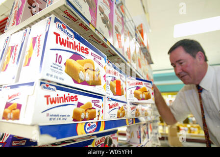 Dierbergs store manager Ron Ellege les stocks étagères avec petits gâteaux Twinkies hôtesse dans son magasin à Chesterfield, MO Le 27 septembre 2004. Interstate Bakeries Corporation de Kansas City, la bouilloire de Twinkies et me demande du pain, a déposé pour le chapitre 11, réorganisation de blâmer un plus soucieux de leur santé, de bas-carb public. Interstate 32 Bakiers emploie 000 personnes à 54 boulangeries et 2 200 centres de distribution.fonctionnaires boulangerie demeure optimiste que la société sera en mesure de faire un demi-tour et de ne pas licencier des employés. Au cours des deux dernières années, l'Interstate a mis à pied 800 employés Banque D'Images