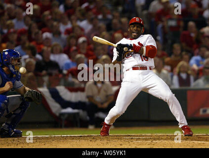 Cardinals de Saint-Louis Reggie Sanders réagit après avoir été touché au bras par une balle de baseball de baseball des Dodgers de Los Angeles, Jeff Weaver dans la cinquième manche au cours du jeu de la Ligue nationale deux séries éliminatoires de la Division au Busch Stadium de Saint-Louis le 7 octobre 2004. Les Dodgers catcher est David Ross. (Photo d'UPI/Bill Greenblatt) Banque D'Images