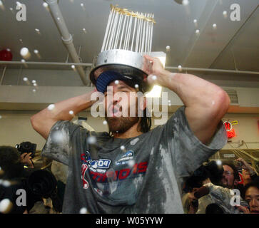 Boston Red Soxs" Johnny Damon détient le trophée de championnat du monde au-dessus de sa tête n la lockerroom après que son équipe a vaincu les Cardinals de Saint-Louis dans le 2004 World Series au Busch Stadium de Saint-Louis Le 27 octobre 2004. (Photo d'UPI/Bill Greenblatt) Banque D'Images