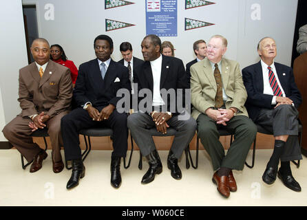 Ancienne église Saint-louis Cardinals et Baseball Hall of Famers (L à R) Ozzie Smith, Lou Brock, Bob Gibson, Schoendienst rouge et Stan Musial préparer pour le début de l'aperçu des médias pour la cérémonie de la renommée du baseball baseball 'l'Amérique', comme l'affichage à l'Ohio History Museum à St Louis le 17 décembre 2004. Des centaines d'articles de la National Baseball Hall of Fame sont à l'affiche jusqu'en avril, le septième arrêt d'une tournée de dix aux États-Unis. (Photo d'UPI/Bill Greenblatt) Banque D'Images