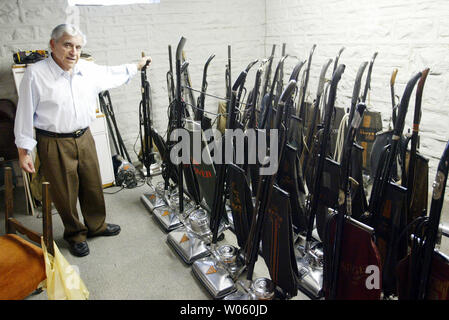 Musicien Stan Kann, un invité régulier sur la 'Tonight Show avec Johnny Carson,'stands près de sa collection d'antiquités 150 aspirateurs dans sa maison à St Louis Le 26 janvier 2005. Kann, célèbre organiste concert theatre, est apparu sur le spectacle 77 fois en 20 ans, habituellement avec des articles ménagers et ses aspirateurs. Johnny Carson est mort le 23 janvier à l'âge de 79 ans. (Photo d'UPI/Bill Greenblatt) Banque D'Images