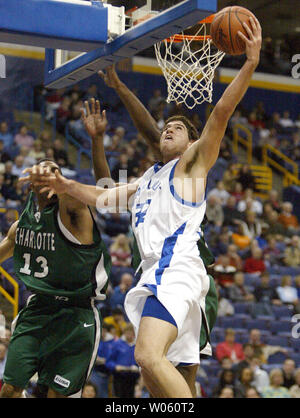 Saint Louis University Billikens Luc Meyer (R) glisse passé Charlotte 49ers Eddie Basden pour le panier et deux points dans la première moitié de l'Savvis Center à St Louis le 12 février 2005. (Photo d'UPI/Bill Greenblatt) Banque D'Images