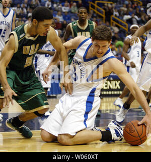 Saint Louis University Billikens' Luc Meyer (R) fends off University of Alabama-Birmingham. Marvett McDonald comme il l'est après un basket-ball lâche dans la deuxième moitié de l'Savvis Center à St Louis le 23 février 2005. (Photo d'UPI/Bill Greenblatt) Banque D'Images