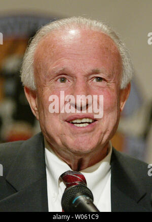 Lou Henson, chef entraîneur de basketball à New Mexico State University parle après avoir accepté un prix donné par la United States Basketball Writers Association lors d'une soirée de petit-déjeuner à the Missouri Athletic Club à St Louis le 1 avril 2005. Un peu moins de 800 victoires, Henson est surtout connu pour sa longue carrière à l'Illinois. (Photo d'UPI/Bill Greenblatt) Banque D'Images