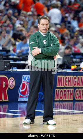 Entraîneur de basket-ball tête Tom Izzo regarde son Michigan State Spartans durant une séance d'essai à l'Edward Jones Dome à St Louis le 1 avril 2005. Michigan State prendra en Caroline du Nord dans le département de la demi-finale nationale le 2 avril. L'année 2005. (Photo d'UPI/Bill Greenblatt) Banque D'Images