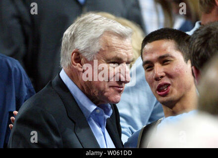 L'ancien Temple de la renommée de la Caroline du Nord chef Dean Smith, entraîneur de basket-ball fans accueille le Carolina-Michigan avant l'État partie à l'Edward Jones Dome à St Louis le 2 avril 2005. (Photo d'UPI/Bill Greenblatt) Banque D'Images