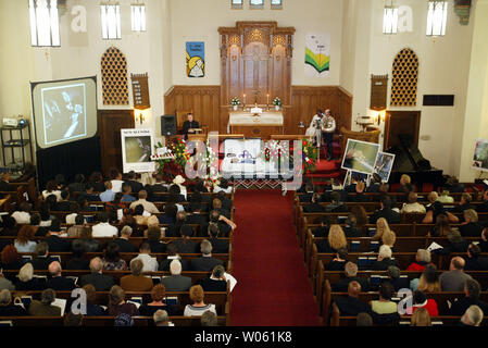 La petite foule en deuil de l'Église luthérienne St Paul pour le service funèbre du pianiste Johnnie Johnson à St Louis le 22 avril 2005. Des centaines d'amis et ceux dans l'industrie de la musique rendu hommage à l'original boogie-woogie piano player qui a inspiré beaucoup. Johnson a joué avec rock n' Roller Chuck Berry pour près de 30 ans. (Photo d'UPI/Bill Greenblatt) Banque D'Images