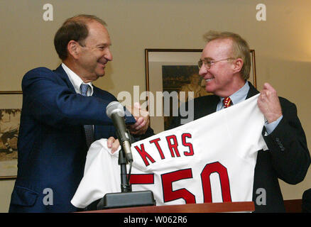 Cardinals de Saint-Louis président Bill DeWitt (L), serre la main avec Tim Dorsey, chef du groupe de médias Dorsey après qu'il est annoncé que les cardinaux sont l'évolution des stations de radio pour la première fois en 52 ans, à St Louis le 4 août 2005. Les cardinaux ont été sur Radio KMOX depuis le début des années 1950 et va maintenant se déplacer à KTRS, où ils seront propriétaires de 50 p. 100 de la station de radio. (Photo d'UPI/Bill Greenblatt Banque D'Images