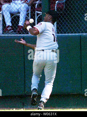 Giants de San Francisco Moises Alou misplays un base-ball comme il rebondit sur son gant de résultant en un lit de St. Louis Cardinals pitcher Jeff Suppan dans la cinquième manche au Busch Stadium de Saint-Louis le 21 août 2005. Alou a eu une erreur sur le jeu. (Photo d'UPI/Bill Greenblatt) Banque D'Images