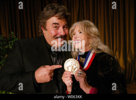 Chanteur Tony Orlando pointe vers l'actrice Connie Stevens' 2005 Spirit of Hope Award qu'elle a reçu de l'USO James S. McDonnell pendant leur hommage aux héros le dîner à St Louis le 3 novembre 3005. Stevens et Orlando en tournée avec l'artiste Bob Hope pour son usage des visites autour du monde et se sont engagés à aider ceux qui sont dans les forces armées. (Photo d'UPI/Bill Greenblatt) Banque D'Images