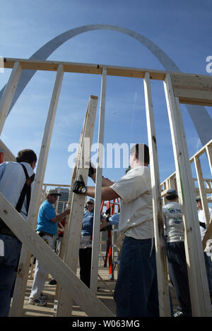 Dans l'ombre de la Gateway Arch de Saint-Louis, Habitat pour l'humanité bénévoles soulever le cadre de porte en bois final en place comme ils construire une nouvelle maison qui sera intervenu sur le fleuve Mississippi à une famille à la Nouvelle Orléans le 6 novembre 2005. Saint Louis Habitat pour l'humanité est passer le week-end le bâtiment 10 nouvelles maisons pour la région de La Nouvelle-Orléans. (Photo d'UPI/Bill Greenblatt) Banque D'Images