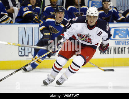 Columbus Blue Jackets Sergei Fedorov suit la rondelle contre le Blues de Saint-Louis au cours de la première période à la Savvis Center à St Louis, le 26 novembre 2005. (Photo d'UPI/Bill Greenblatt) Banque D'Images